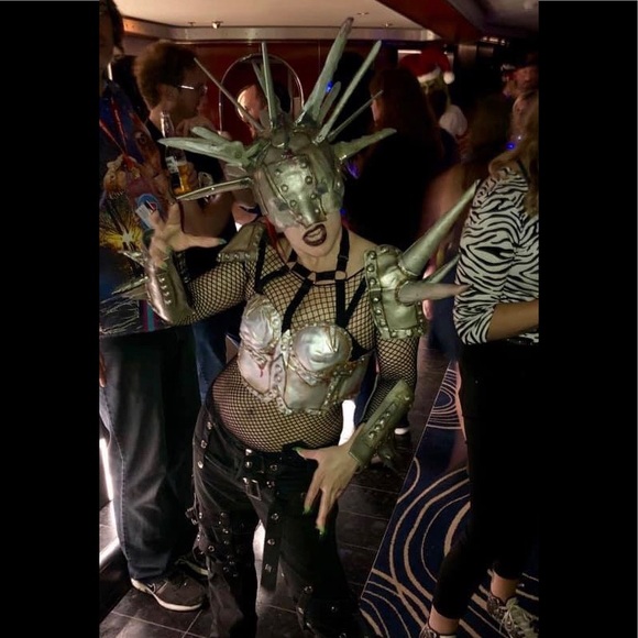 Meet your Posher, Lady Gloomweaver 🖤 - Picture 8 of 17